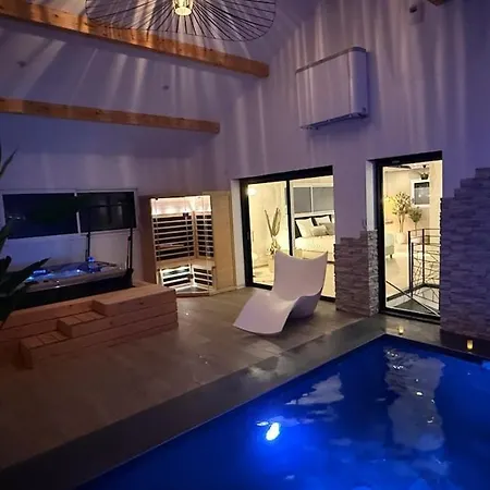 Maison Privative Avec Piscine Interieure, Spa, Sauna, Cinema Et Billard